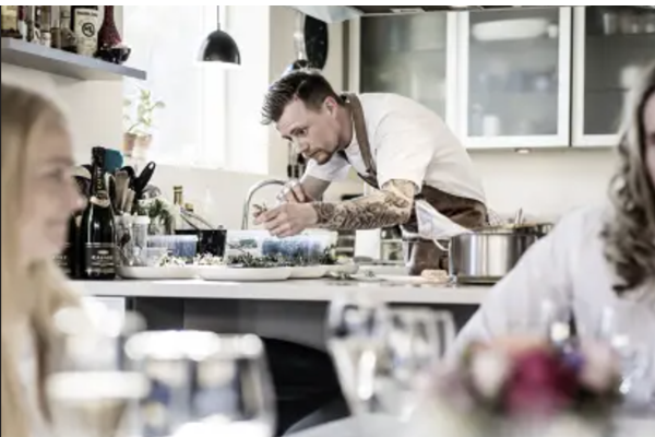 Ein Privatkoch kocht für eine Feier im Ferienhaus - © Chefmade