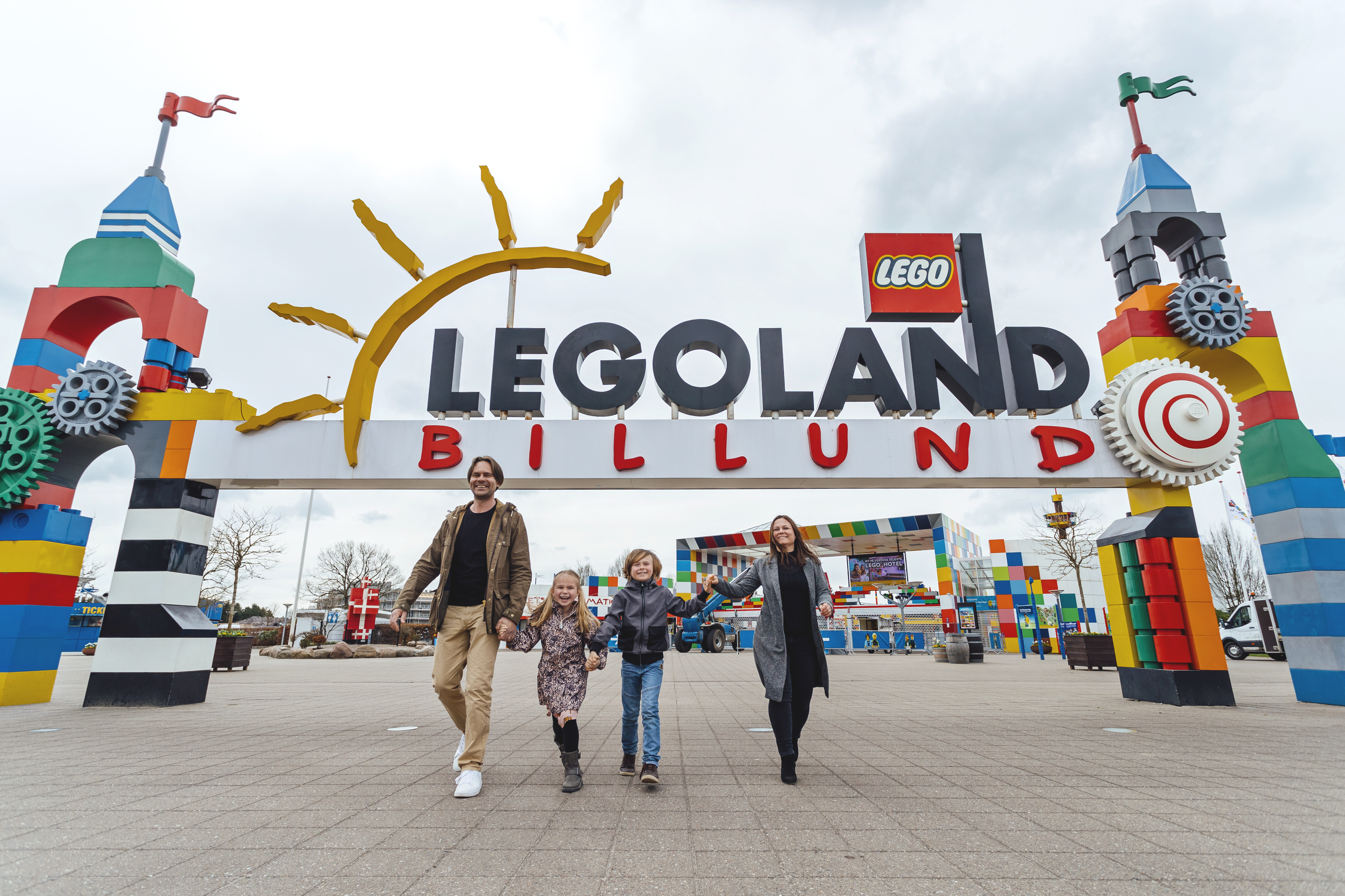 Eine glückliche Famiklie vor dem Eingang vom Legoland