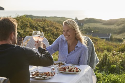 Gedeckter Tisch auf der Terrasse