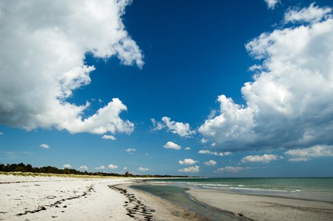Weißer Sandstrand und weiter Himmel in Marielyst