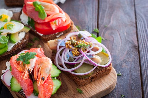 Smörrebröd auf dänisch "Smørrebrød" mit Fisch belegt