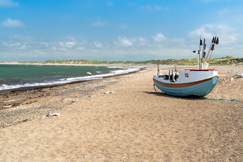 Fischerboote liegen auf dem Sandstrand von Klitmöller