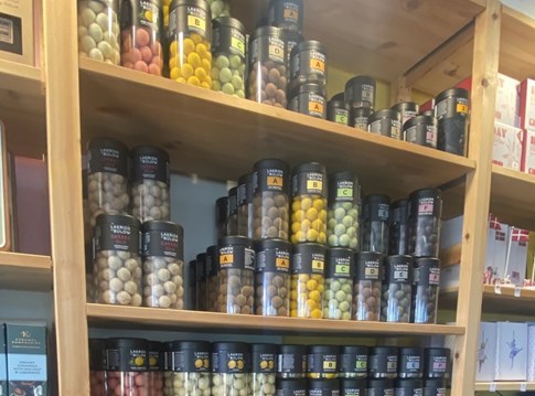 Viele Lakritzsorten in hübschen Souvenir Läden