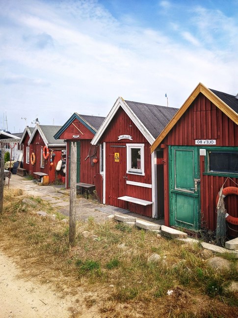 Rote Fischhäuschen romantisch am Sandstrand von Hornbäck