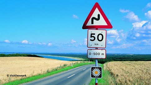 Schild für die Margaritenroute am Straßenrand 