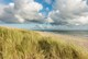 Strand mit Sanddünen und Marrakesch, blauer Himmel und Wolken im sanften Abendlicht. Hvidbjerg Strand, Blavand, Nordsee, Dänemark