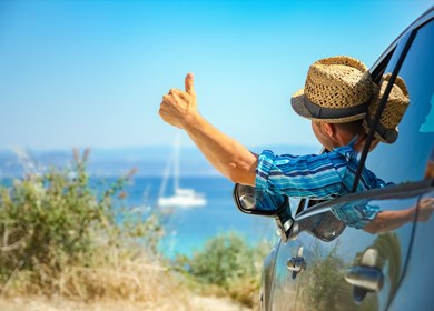 Autofahrer am Meer angekommen