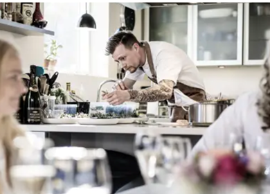 Ein Privatkoch kocht für eine Feier im Ferienhaus - © Chefmade