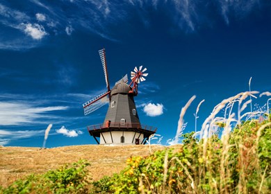 Fanö Windmühle vor tiefblauem Himmel